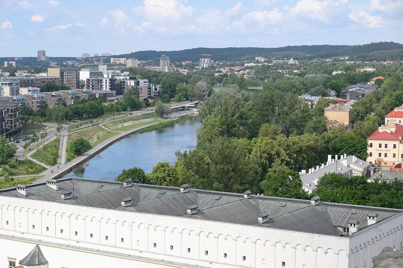 Vilnius nuo Gedimino pilies: Neris ir Senasis arsenalas vasarą